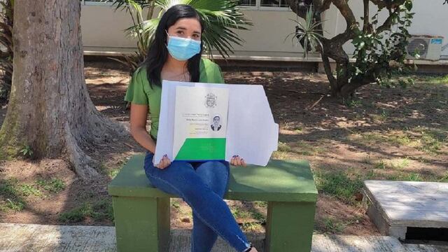 Evelin Hipólito desde la banca que vendía dulce presumiendo su título universitario/Facebook de Evelin Hipólito