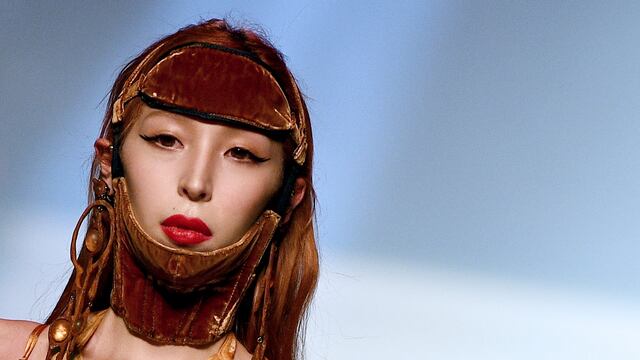 Issa Lish en desfile de Jean Paul Gaultier