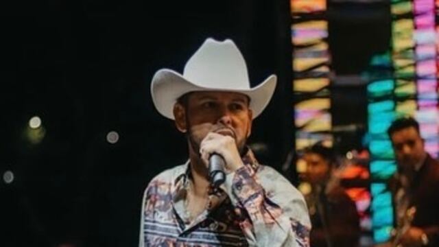 Toño Lizárraga, cantante.