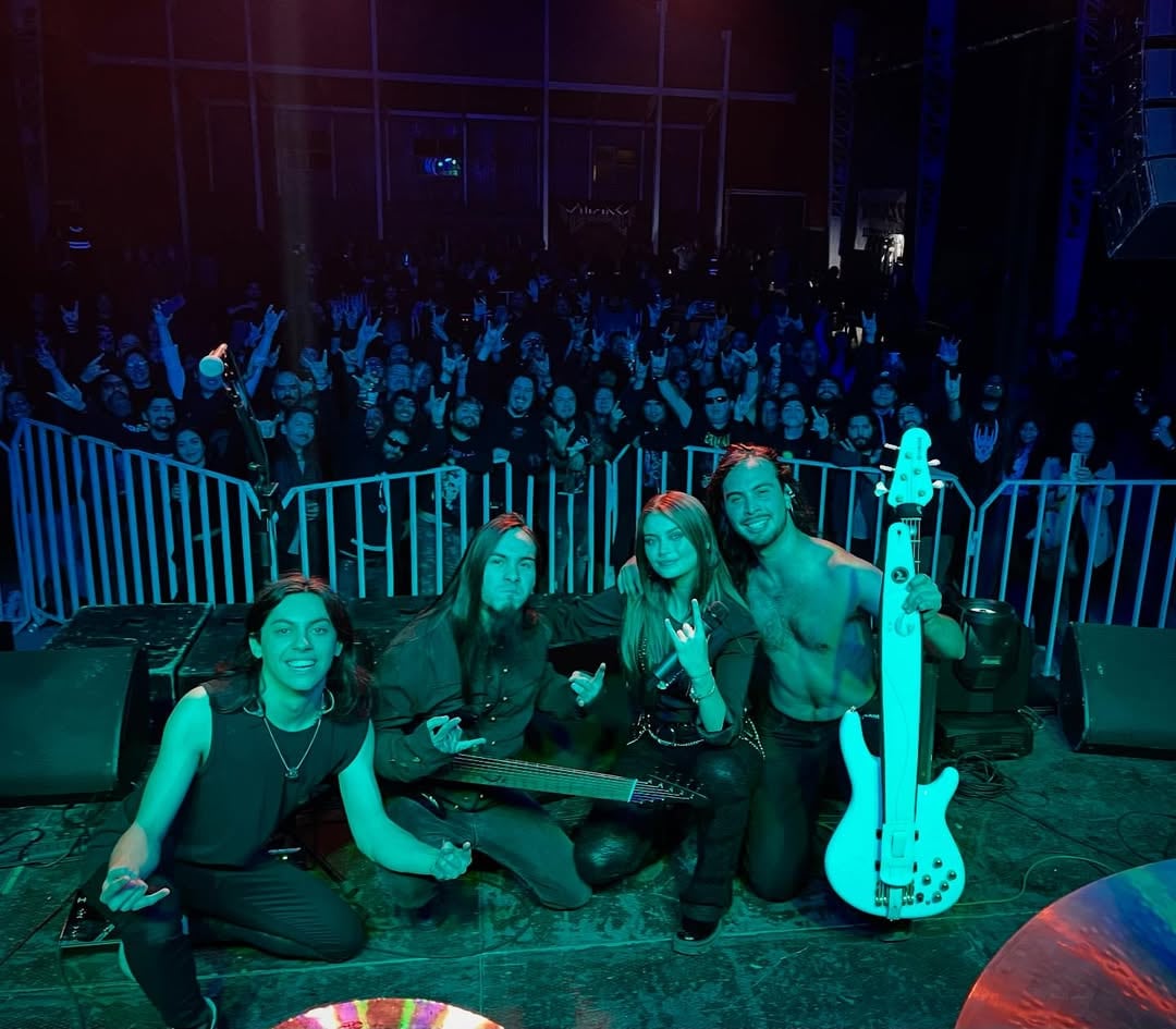 Ignacia Fernández con su banda Decessus.