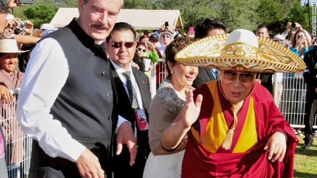 Felipe Calderón y Vicente Fox callan ante la polémica del Dalai Lama y el beso que le dio a un menor de edad