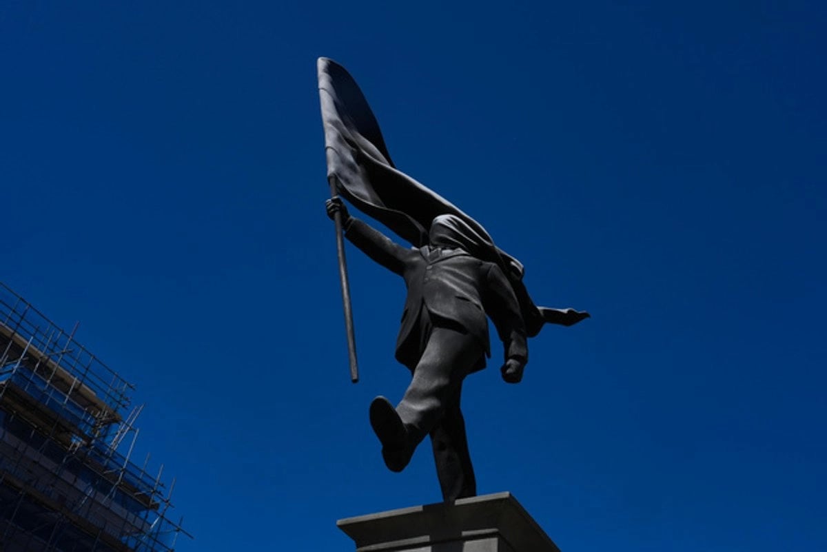 Estatua ‘firmada’ por Banksy aparece y genera debate sobre su significado