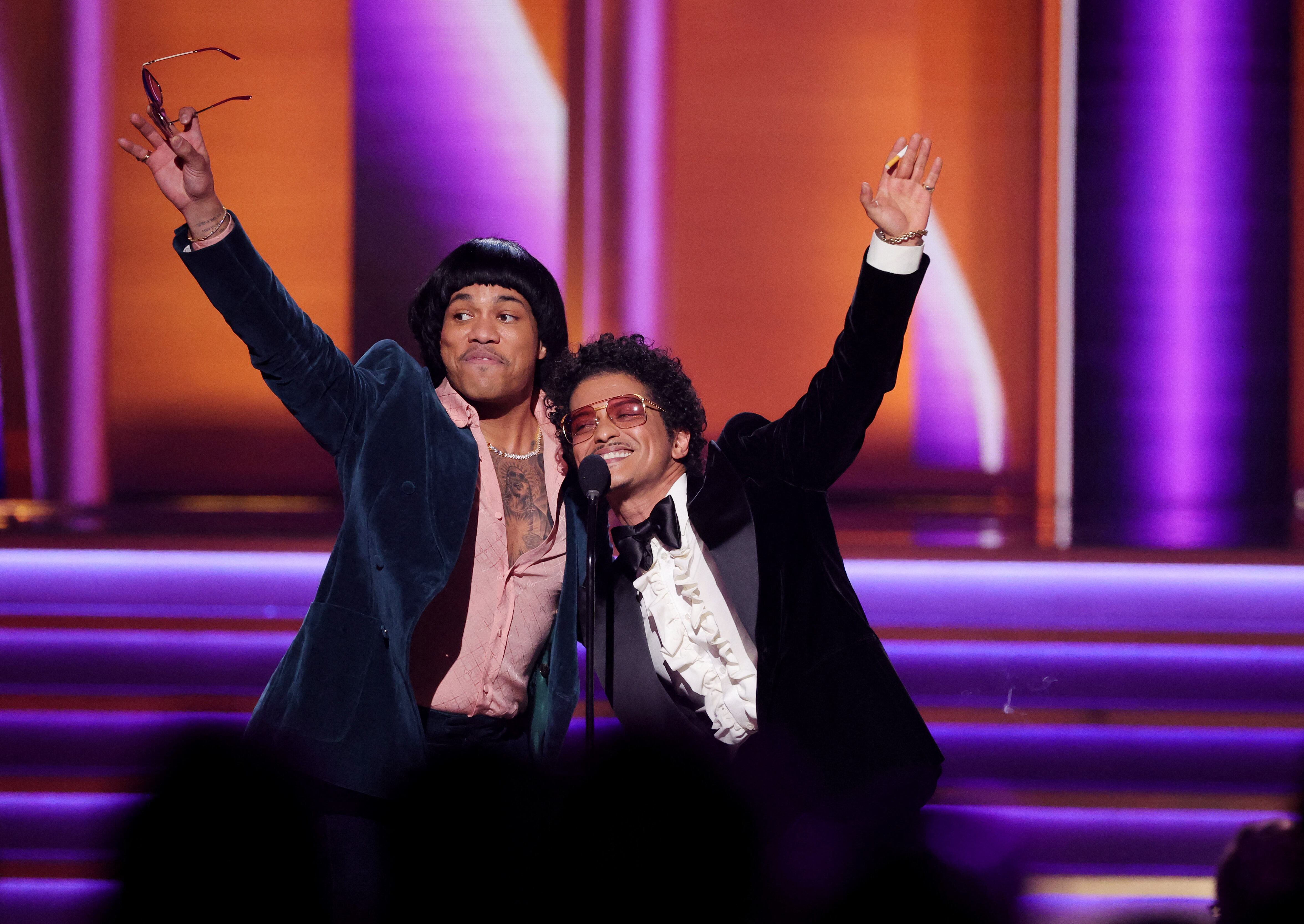Silk Sonic en los premios Grammy 2022