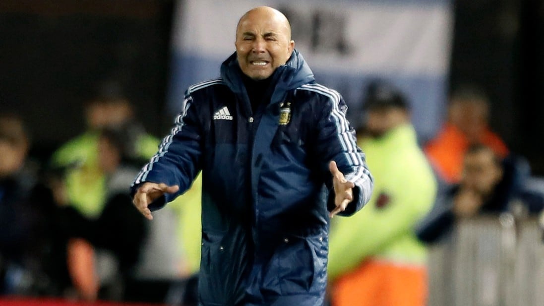 Jorge Sampaoli en el banquillo de Argentina.