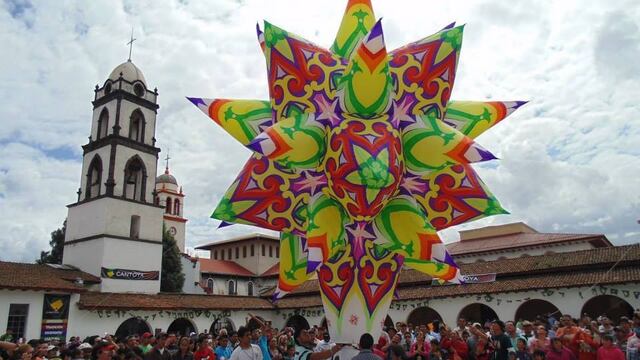 Un globo de cantoya en Pátzcuaro, Michoacán.