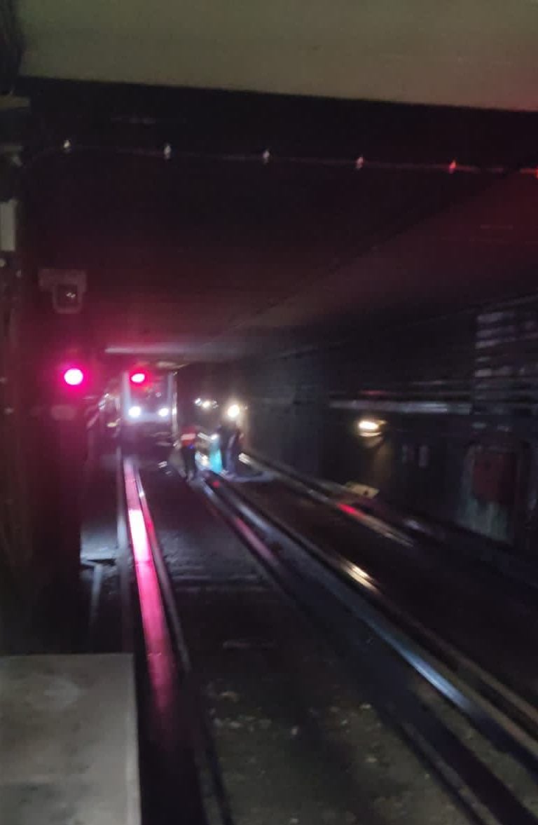 Eduardo Hernández Grabados, jefe de estación del Metro, murió en circunstancias poco claras pero hay video