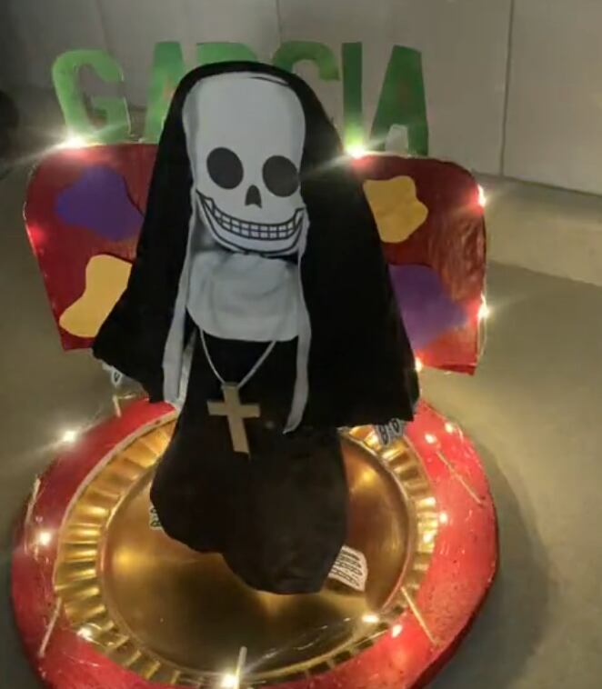 Calavera vestida de monja de la feria