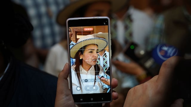 El caso Carlos Manzo tiene una nueva fricción familiar y una nueva solicitud a Grecia Quiroz para entregar los celulares del alcalde asesinado.