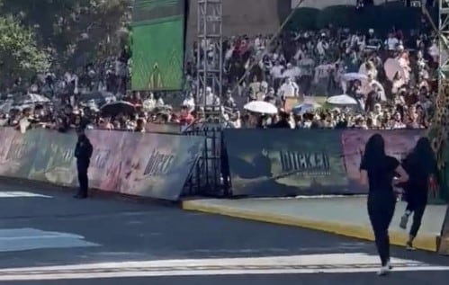 Fans de Ariana Grande rompen cerco previo a premier de Wicked