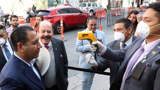 Senadores ingresan al recinto con medidas especiales por Covid19