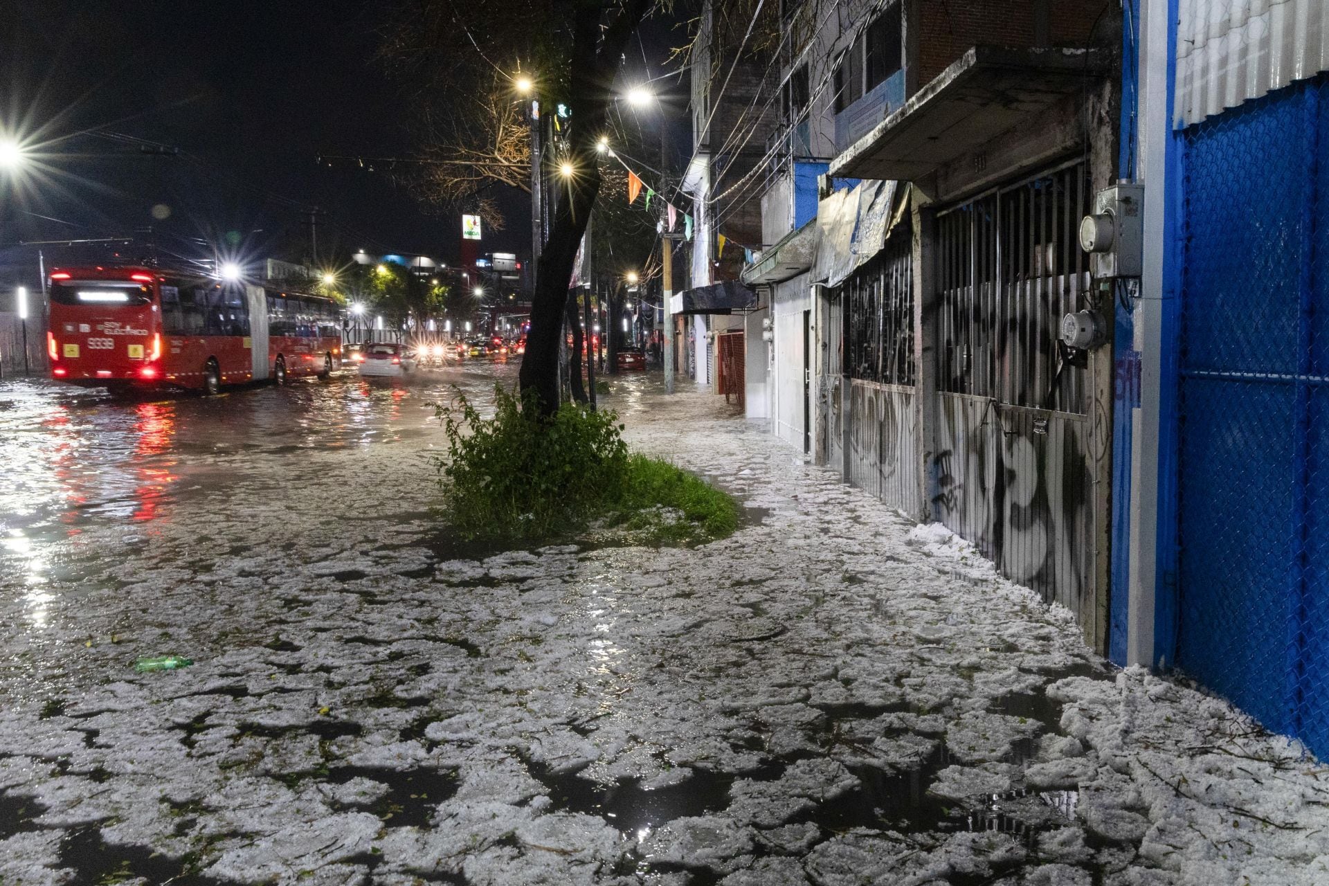 Una fuerte tormenta con granizo azotó la alcaldía Iztacalco causando afectaciones en vías como el Eje 5 oriente.