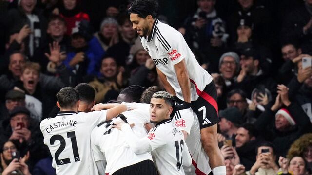 Raúl Jiménez y Fulham festejan
