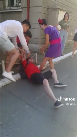 Participante desmayado por intentar romper un piñata en Rumania