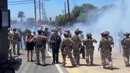 Estados Unidos presume 361 detenidos durante redadas en granjas de California y exhibe a migrantes mexicanos