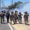 Estados Unidos presume 361 detenidos durante redadas en granjas de California y exhibe a migrantes mexicanos