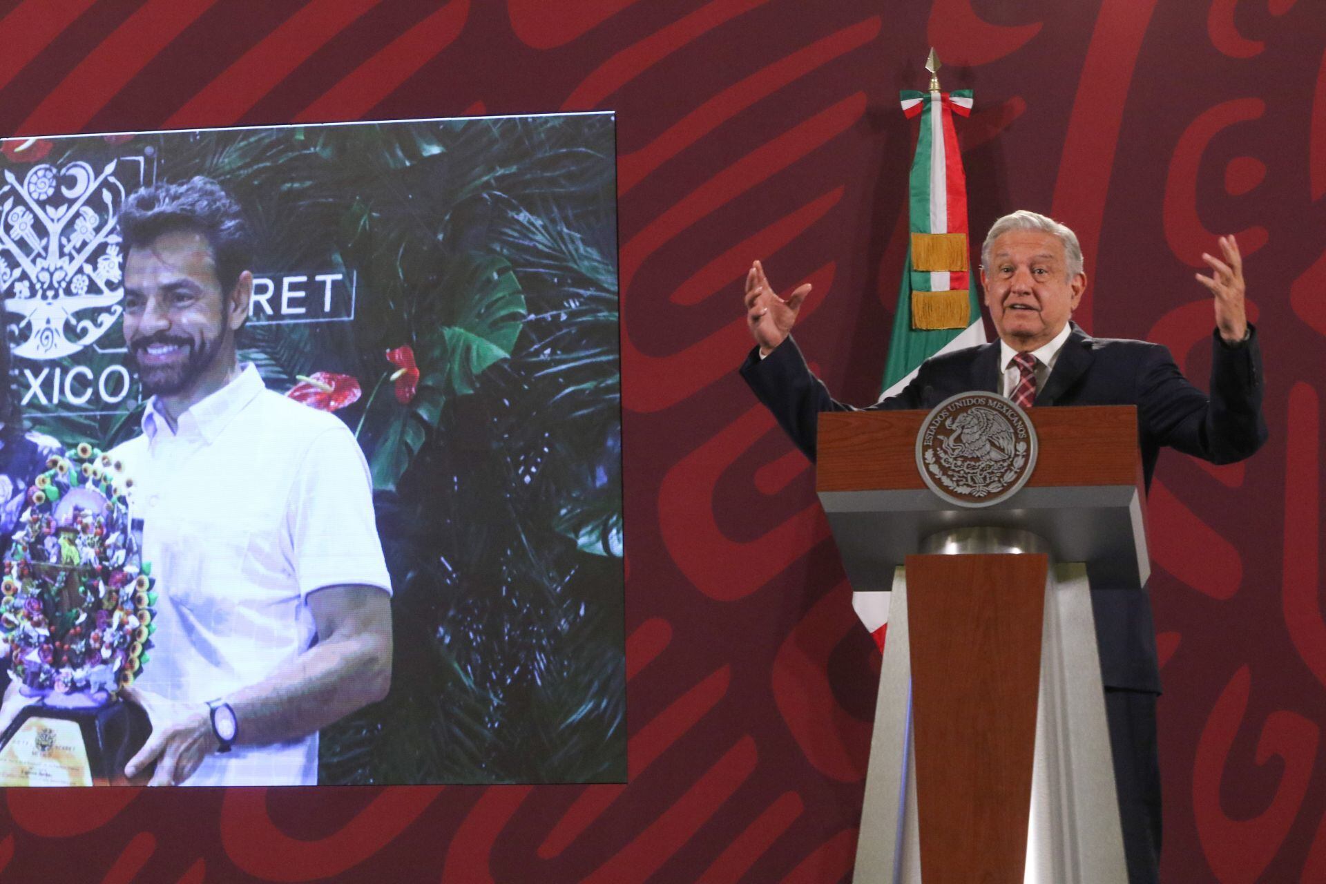AMLO y Eugenio Derbez