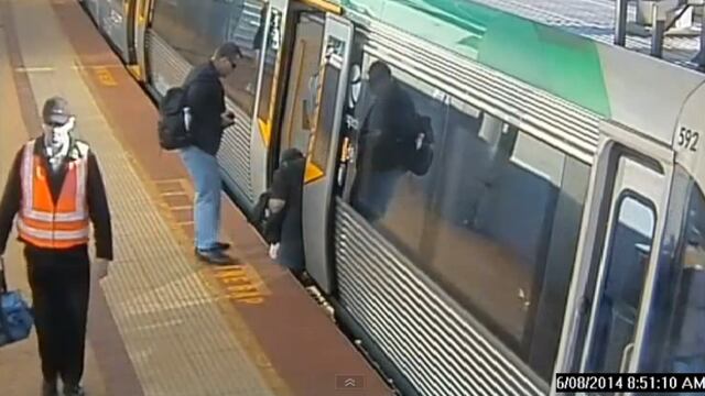 VIDEO: "Unen fuerzas" y salvan a hombre tras quedar prensado en vagón de metro