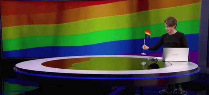 Denise Maerker y la bandera arcoiris