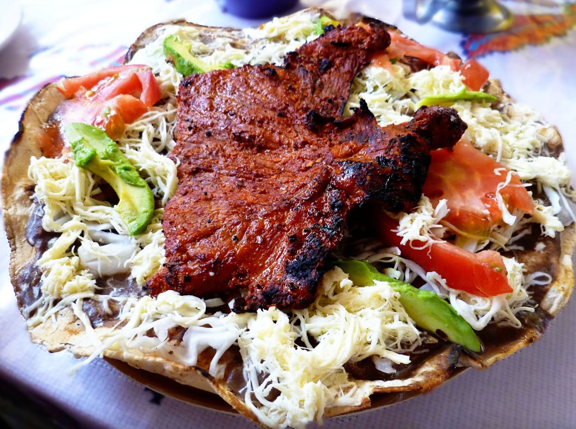 Tlayuda de cecina enchilada