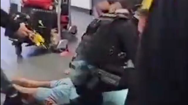 Policía de Reino Unido patea a musulmán