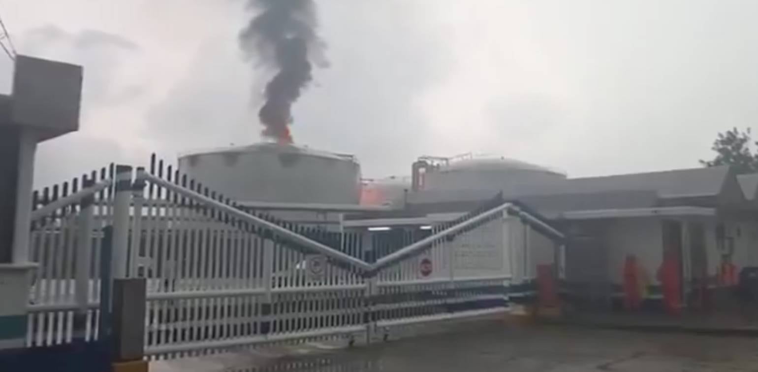 Incendio en la terminal pajaritos de Pemex en Veracruz