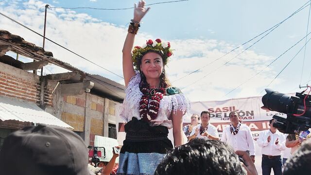 La senadora de Chiapas Sasil de León tuvo la iniciativa de poner centros de acopio para recibr donaciónes que se destinarán a los damnificados de Acupulco.