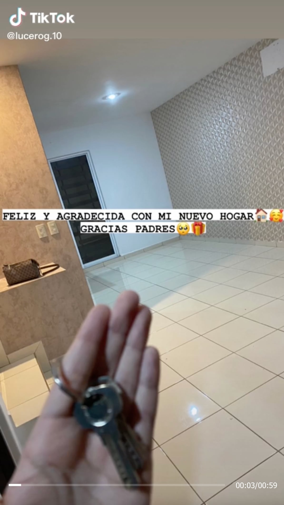 Presume en TikTok que no le harán fiesta de graduación pero sus papás le compraron casa (VIDEO)