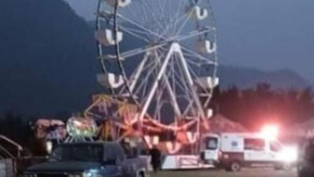 La caída de un padre y su hija de rueda de la fortuna en feria municipal