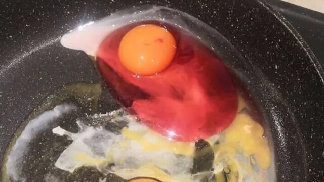 Huevo con clara roja