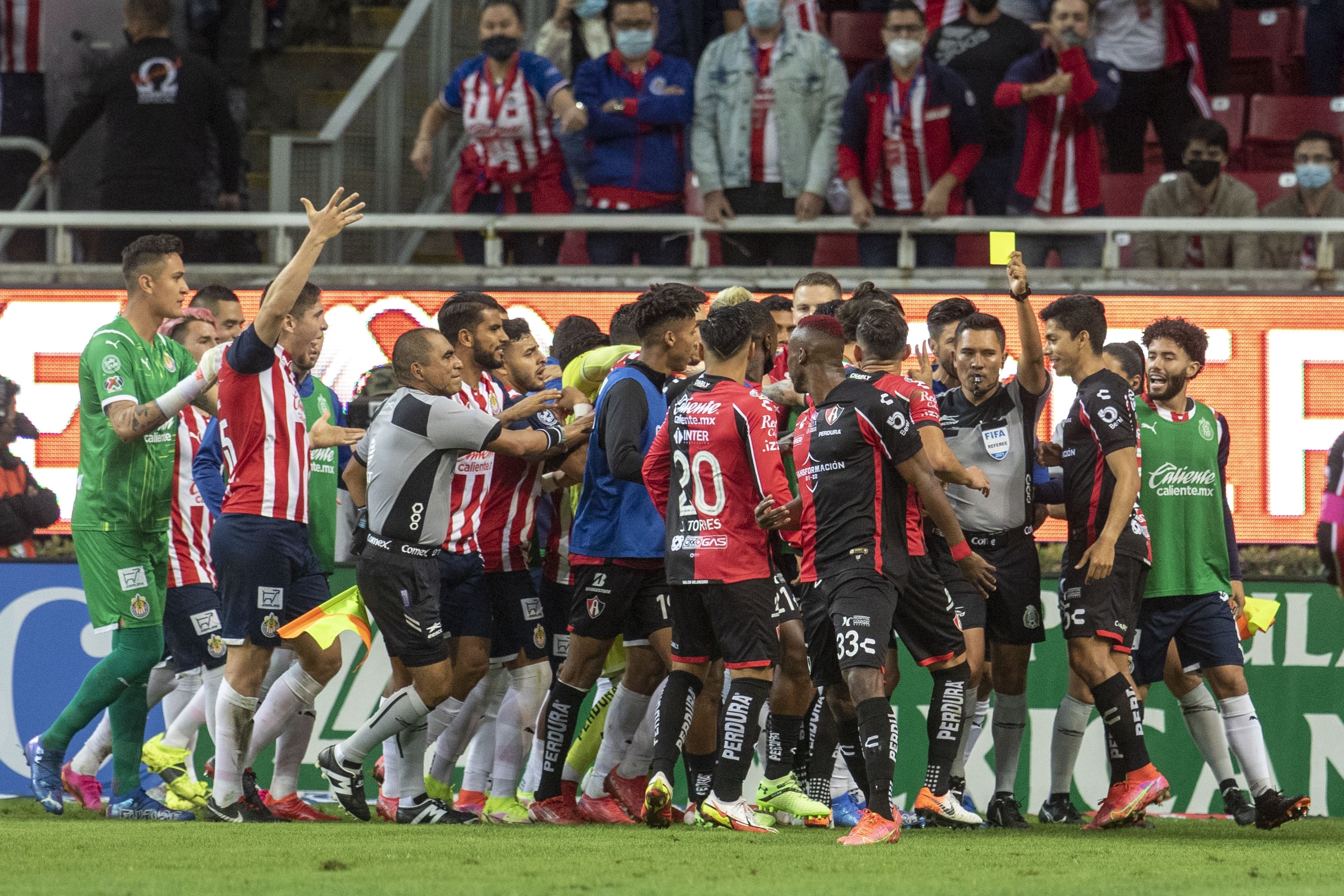 Atlas derrotó a Chivas en un Clásico Tapatío donde hubo más expulsados que goles.