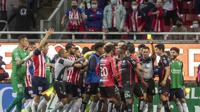 Atlas derrotó a Chivas en un Clásico Tapatío donde hubo más expulsados que goles.