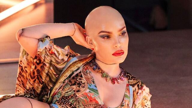 Belinda luce pelona como una muñeca de aparador