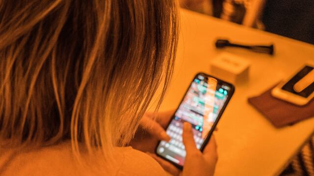 Mujer usando teléfono celular