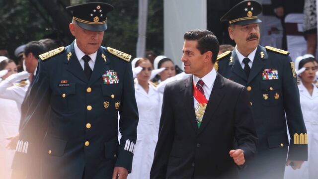 Enrique Peña Nieto con Salvador Cienfuegos en el aniversario de la Gesta Heroica de los Niños Héroes en el Altar a la Patria.