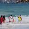 VIDEO: Salvavidas rescatan a jóvenes en playa de Acapulco