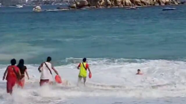 Salvavidas rescatan a dos jóvenes en playa de Acapulco