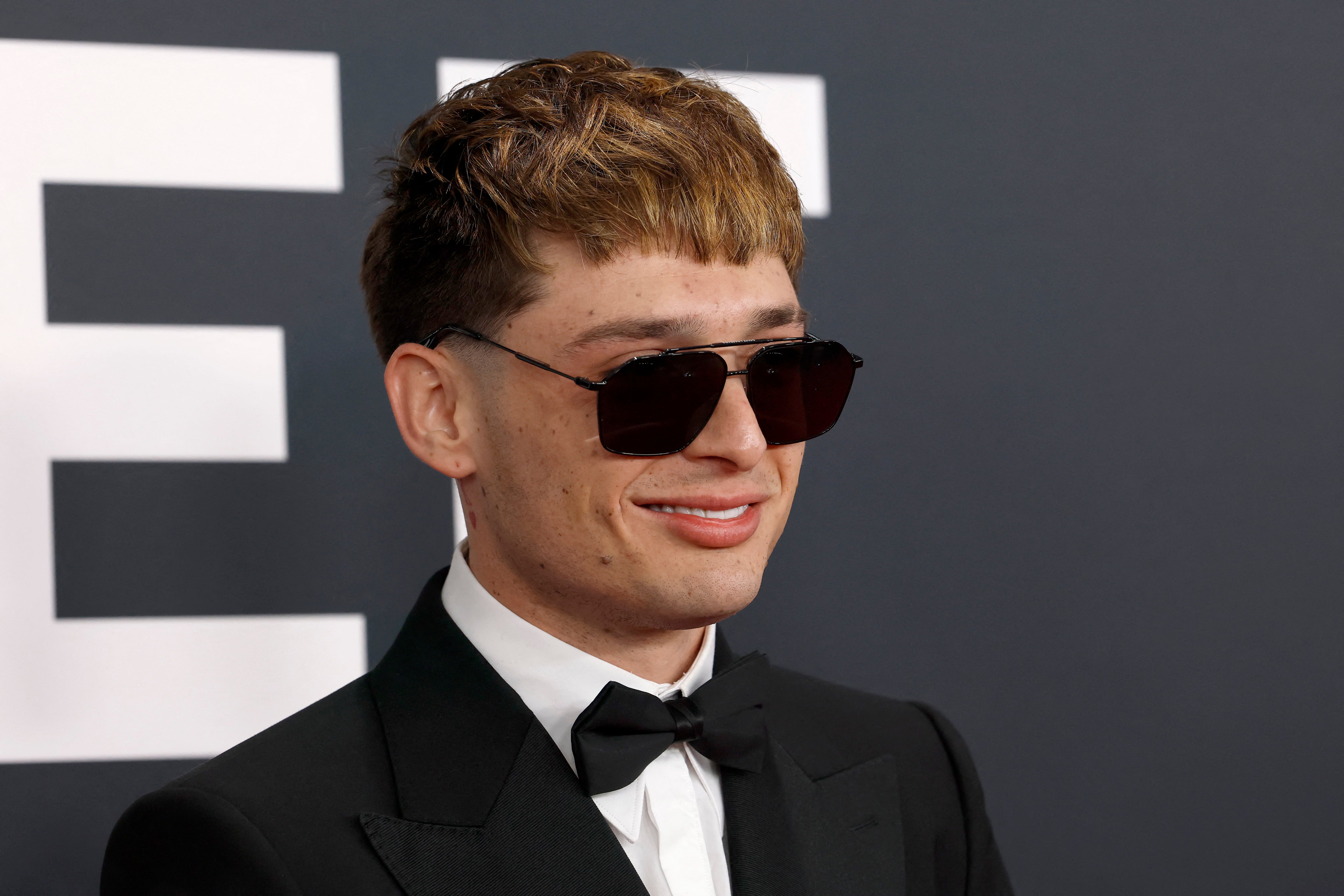 Peso Pluma llega a los Premios Grammy 2025 con un nuevo nuevo look