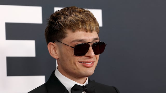 Peso Pluma llega a los Premios Grammy 2025 con un nuevo nuevo look
