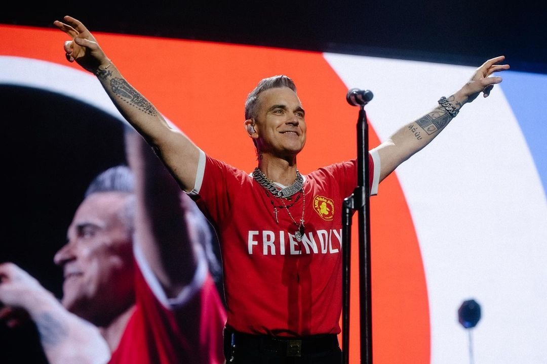Robbie Williams la rompe en Tecate Emblema, pero una ex le dedica una canción un día antes