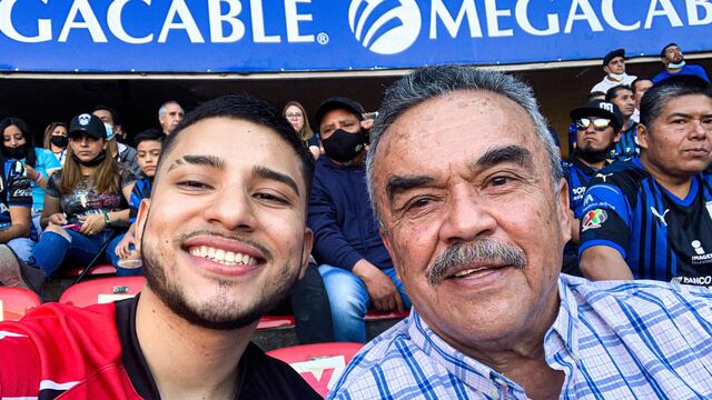 Aficionado protegiendo a su abuelo