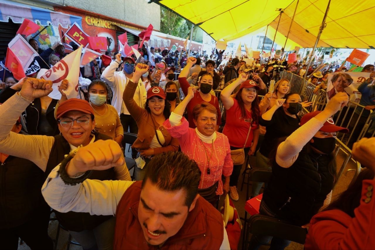 Simpatizantes que recibieron a Delfina Gómez en Chalco