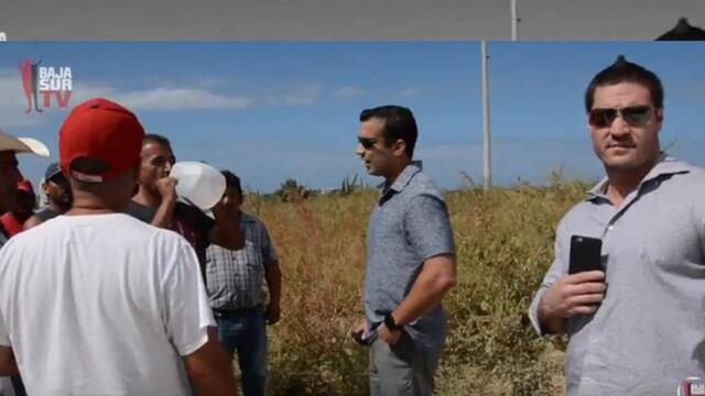 En el segundo día de manifestaciones de pescadores contra la empresa que construye el proyecto en la Playa Punta Lobos, en Todos Santos, recibieron una extraña visita la mañana de hoy; un par de tipos extranjeros fotografiaron a quienes protestaban.