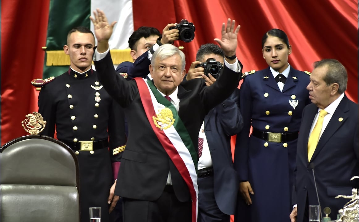 AMLO con la banda presidencial