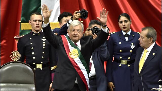 Peña Nieto entregó en presencia de Muñoz Ledo la banda presidencial a López Obrador.