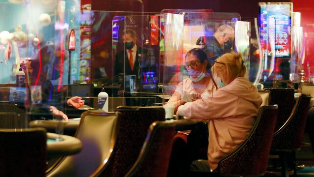 Personas apostando en un casino de Las Vegas.