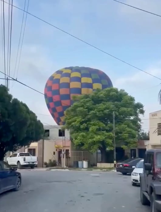 Globo aerostático aterriza en construcción en Nuevo León