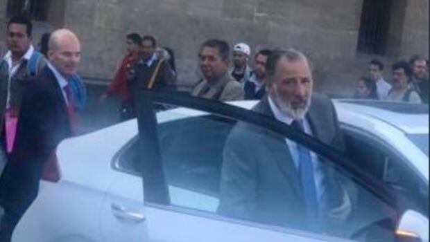 "Se chivearon", dijo Herrera de la foto tomada a Meade y González Anaya.