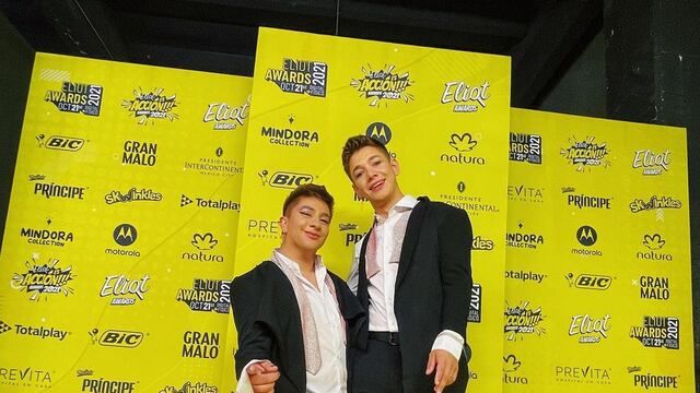 Mario Aguilar llega con su novio a los Elliot Awards