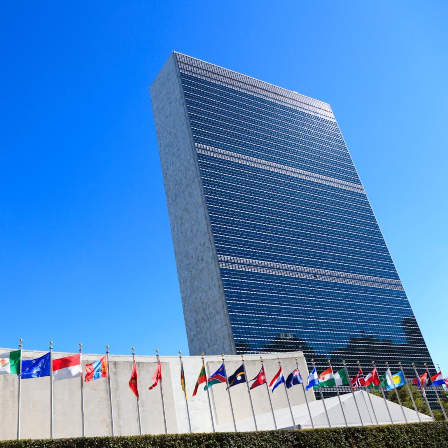 Hombre se prende fuego frente a la sede de la ONU; autoridades investigan el caso