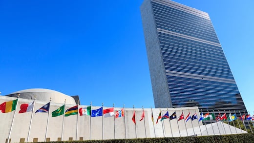 Hombre se prende fuego frente a la sede de la ONU; autoridades investigan el caso